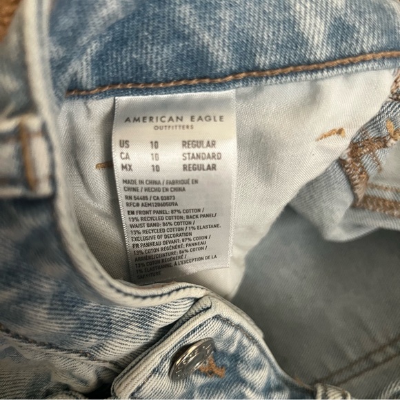 American Eagle Outfitters Light Wash Mom Jeans - Picture 7 of 7